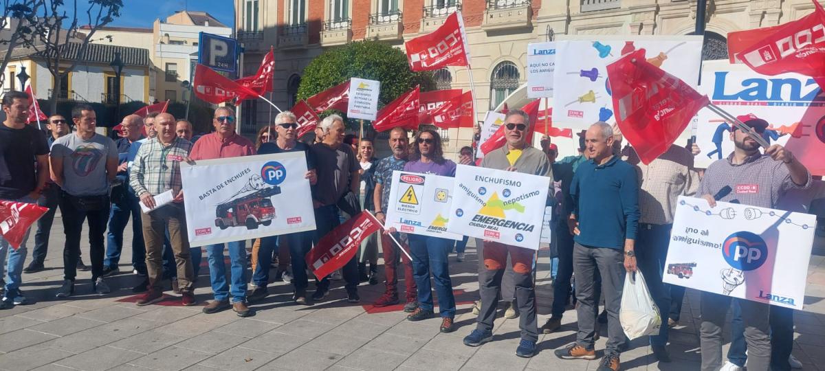 Concentracin ante la Diputacin de Ciudad Real contra el enchufismo en el acceso al empleo pblico de allegados y amigos de los gobernantes de PP y VOX