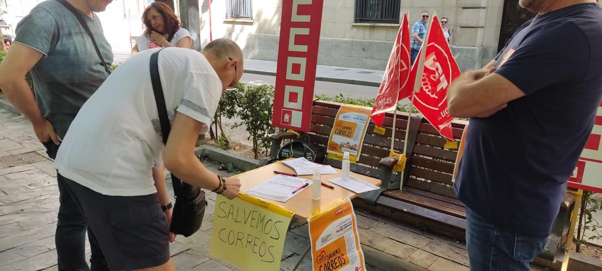 CCOO y UGT recogen firmas en Guadalajara como protesta por el desmantelamiento del Servicio Público Postal