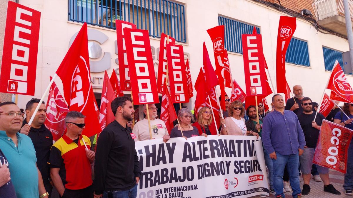 Concentración de CCOO y UGT en Guadalajara por el 28 de abril