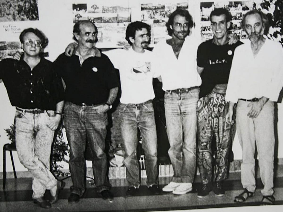 Hilario Camacho, Labordeta, el alcalde de Anchuras Santiago Martín, Aute, Luis Pastore y Javier Krahe, en una actuación en las movilizaciones de Anchuras