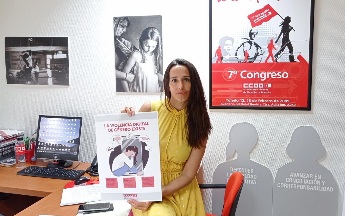 Rosario Martínez, con un cartel que advierte de la ciberdelincuencia de género