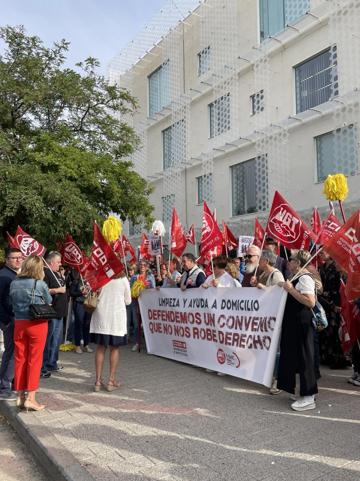 Concentracin ante FEDA por el bloqueo del convenio de Limpieza y Ayuda a Domicilio de Albacete