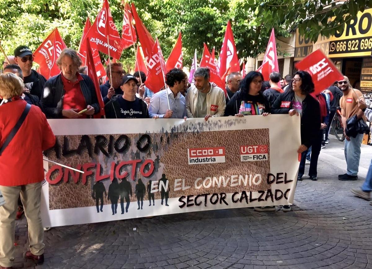 Concentración en Almansa por el mal curso de la negociación del convenio del calzado.