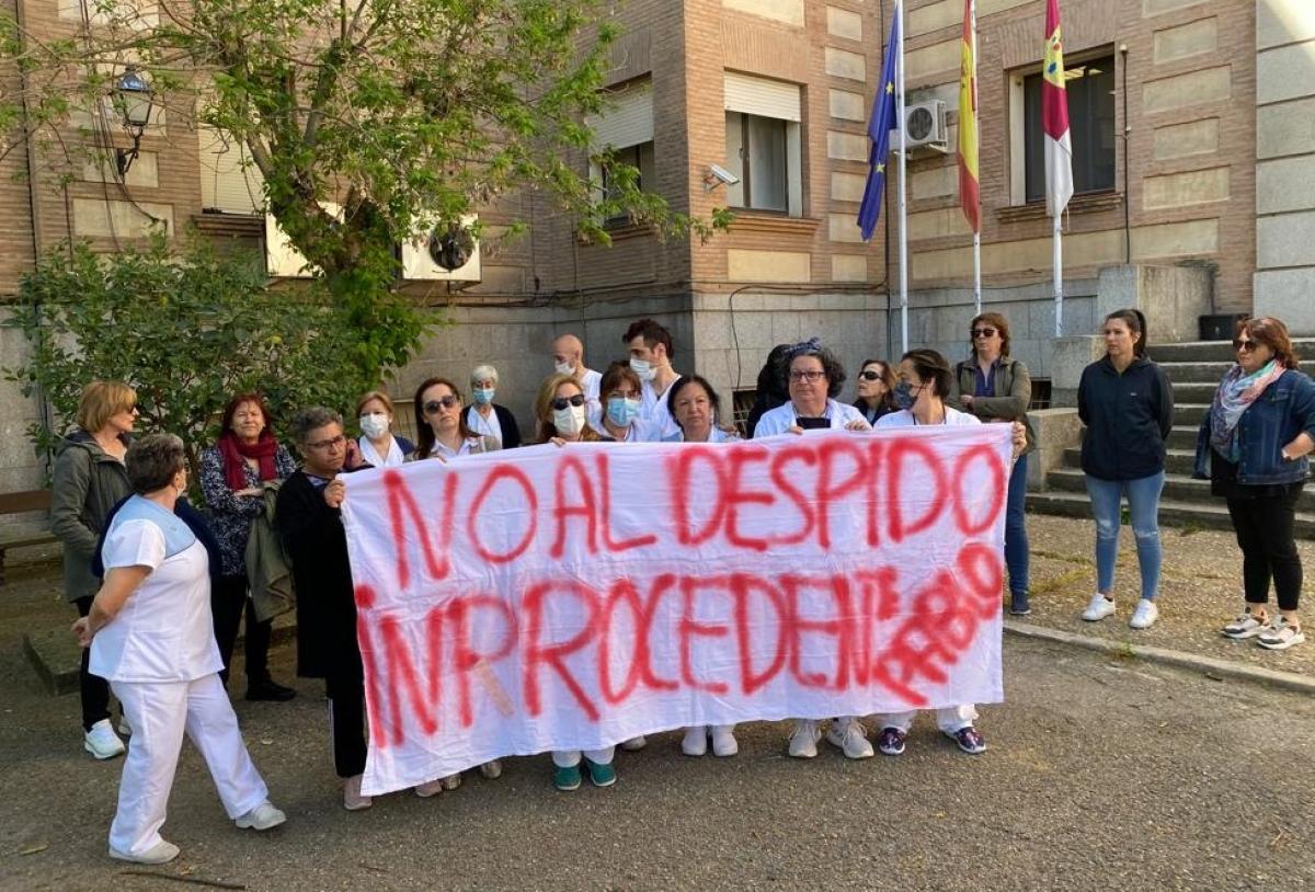 Movilización de la plantilla de la contrata de la Limpieza de los hospitales de Toledo por los despidos de una compañera y un compañero