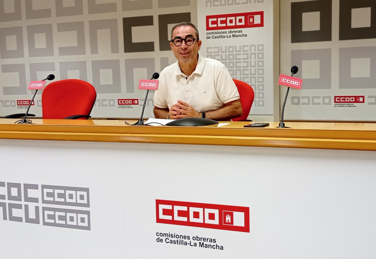 Paco de la Rosa, secretario general de CCOO CLM,. en la rueda de prensa