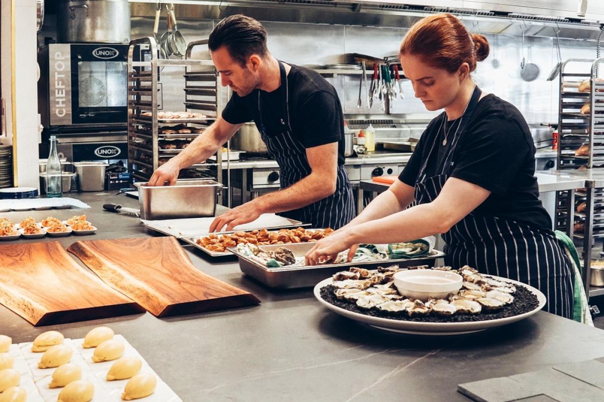 Personal de una empresa de restauracin, en la cocina