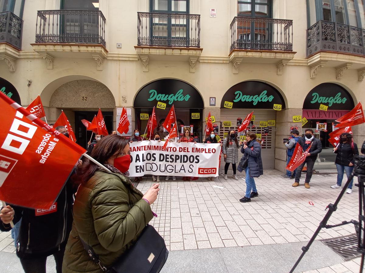 Protestas a las puertas de Dogulas en Albacete