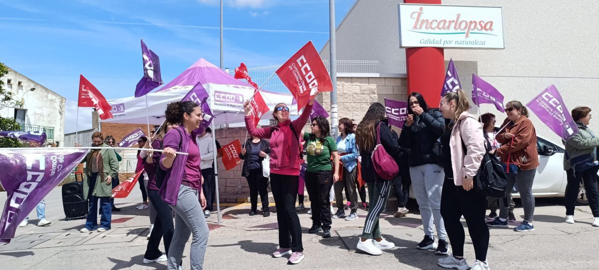 Concentracin ante la factora Incarlopsa por la actuacin de una empresa subcontratada