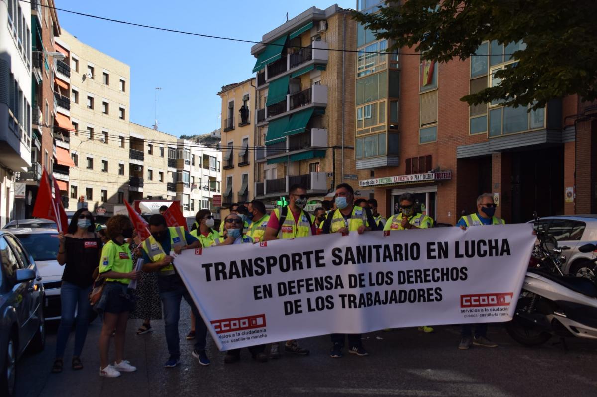 Trabajadores del transporte sanitario frente a la Delegación de la JCCM en Cuenca