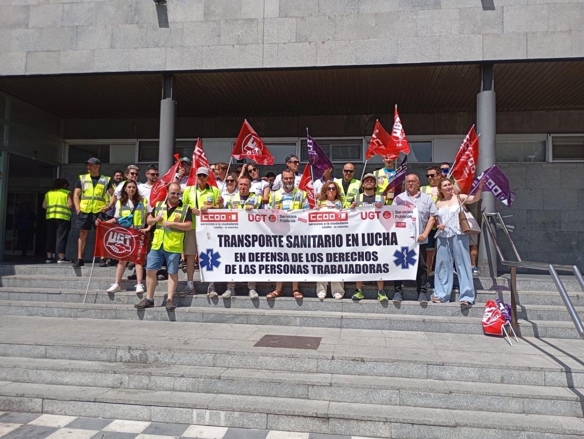 Concentracin transporte sanitario ante el hospital de Cuenca