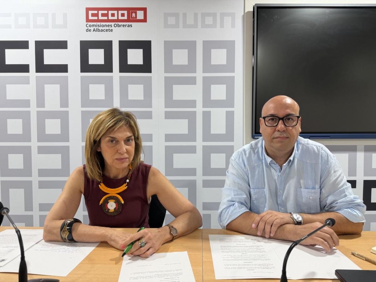 Carmen Juste y Daniel Felipe han firmado un convenio de colaboración entre CCOO y el Colegio de Trabajadores Sociales