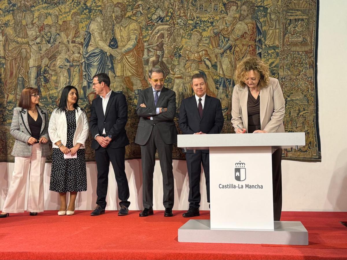 Firma del pacto por la recuperación de la carrera profesional del SESCAM