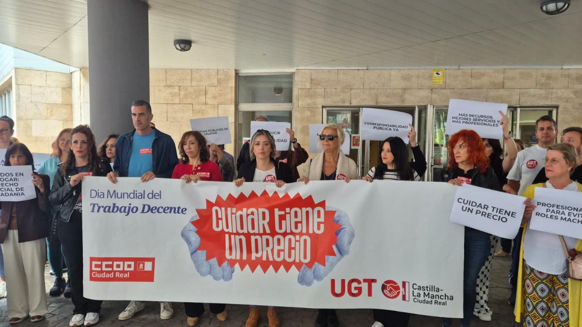 Concentración de CCOO y UGT de Ciudad Real con motivo del Día Mundial del Trabajo Decente