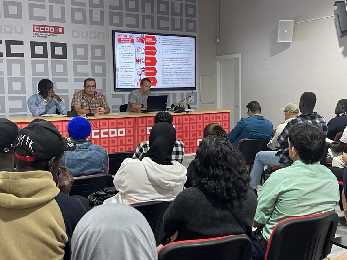 Asamblea con personas migrantes en la sede de CCOO Albacete
