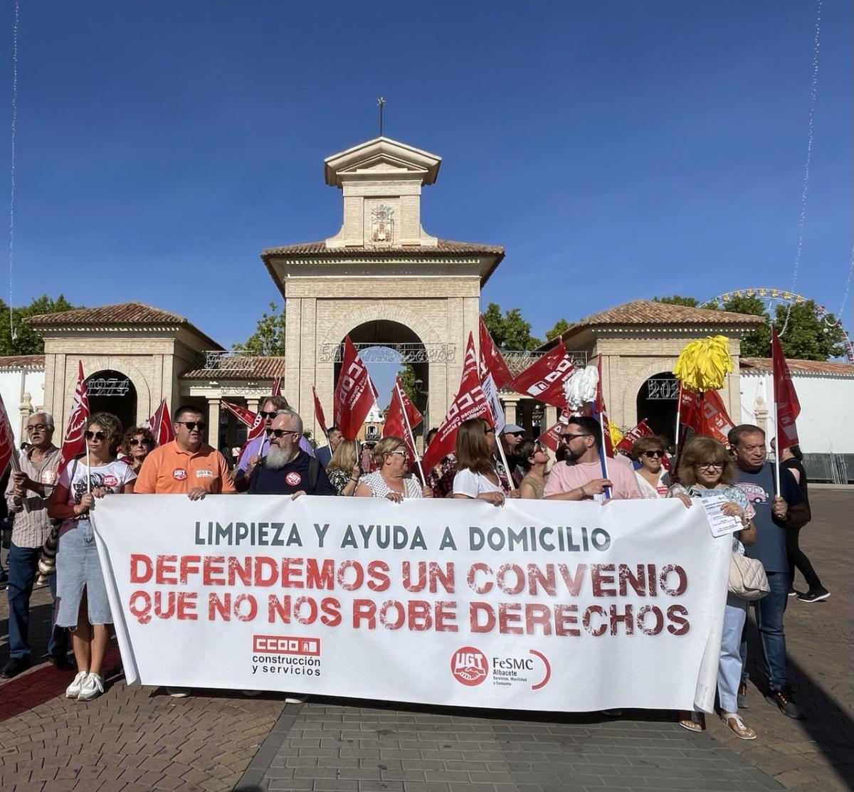 Trabajadoras de limpieza y ayuda a domicilio vuelven a concentrarse y exigen una subida similar a la del resto de convenios provinciales