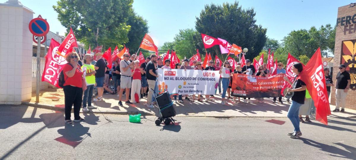 Concentracin ante las puertas de Fercam.