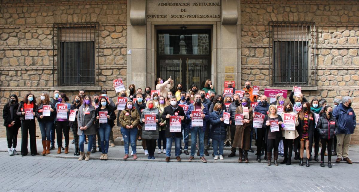 Concentración en Toledo en la sede de los sindicatos CCOO y UGT