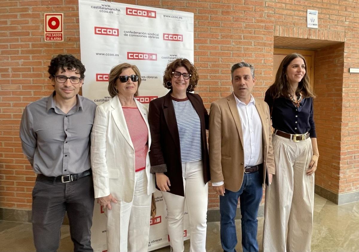 El secretario general de CCOO CLM y el secretario provincial de Albacete junto a la mujer de Mata y sus hijas.