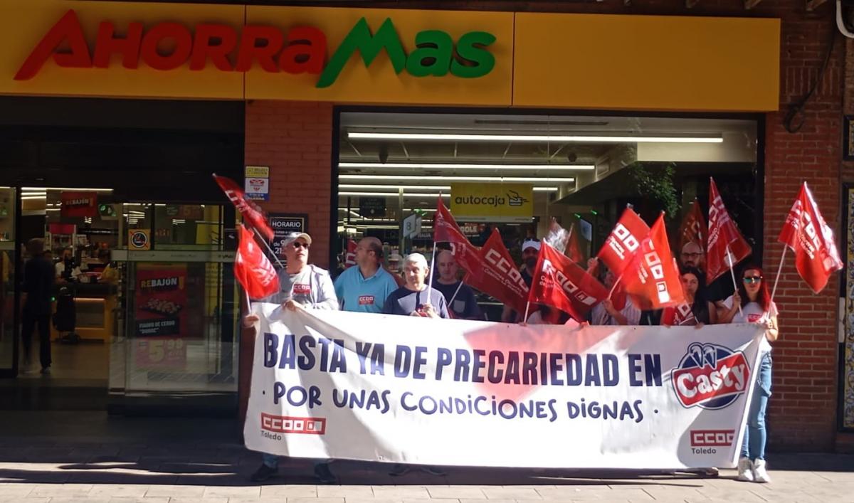 CCOO, junto a la sección sindical en Casty y trabajadoras y trabajadores se
han concentrado este jueves en la puerta del supermercado Ahorramás,
cliente de esta empresa de helados