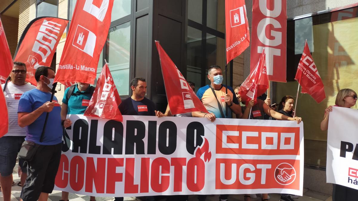 #SalarioOConflicto concentraciones en Castilla-La Mancha frente a las sedes de las patronales