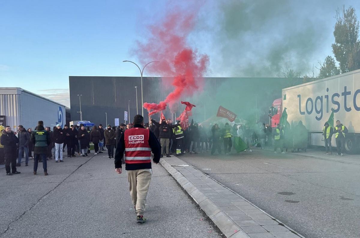 Huelga en la Plataforma Cabanillas de Pull & Bear