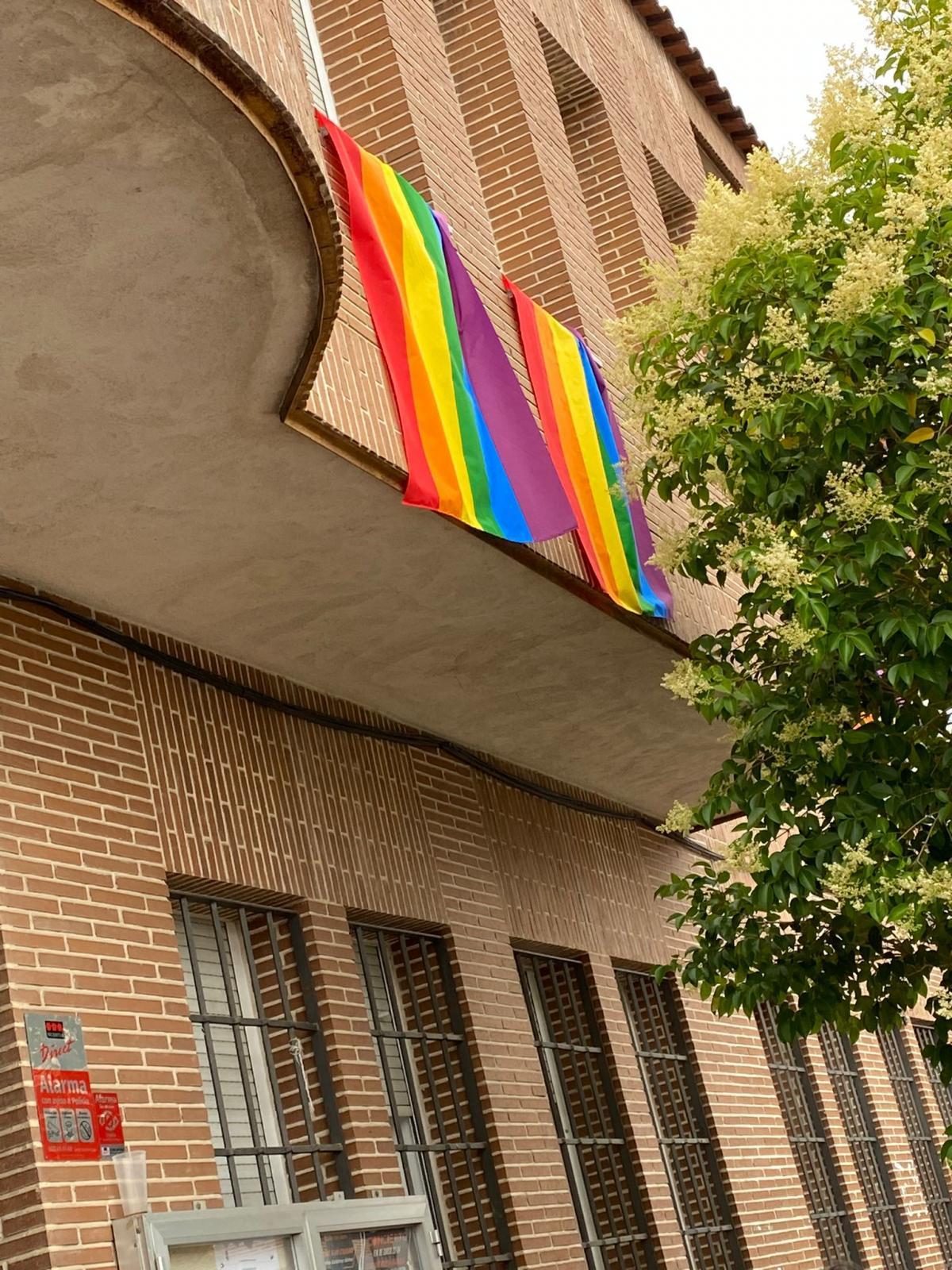 Bandera arcoiris en la sede de CCOO en Sonseca