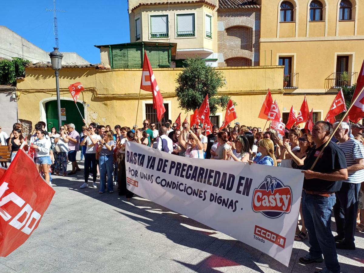 Concentracin de la plantilla de Casty frente al Ayuntamiento de Talavera