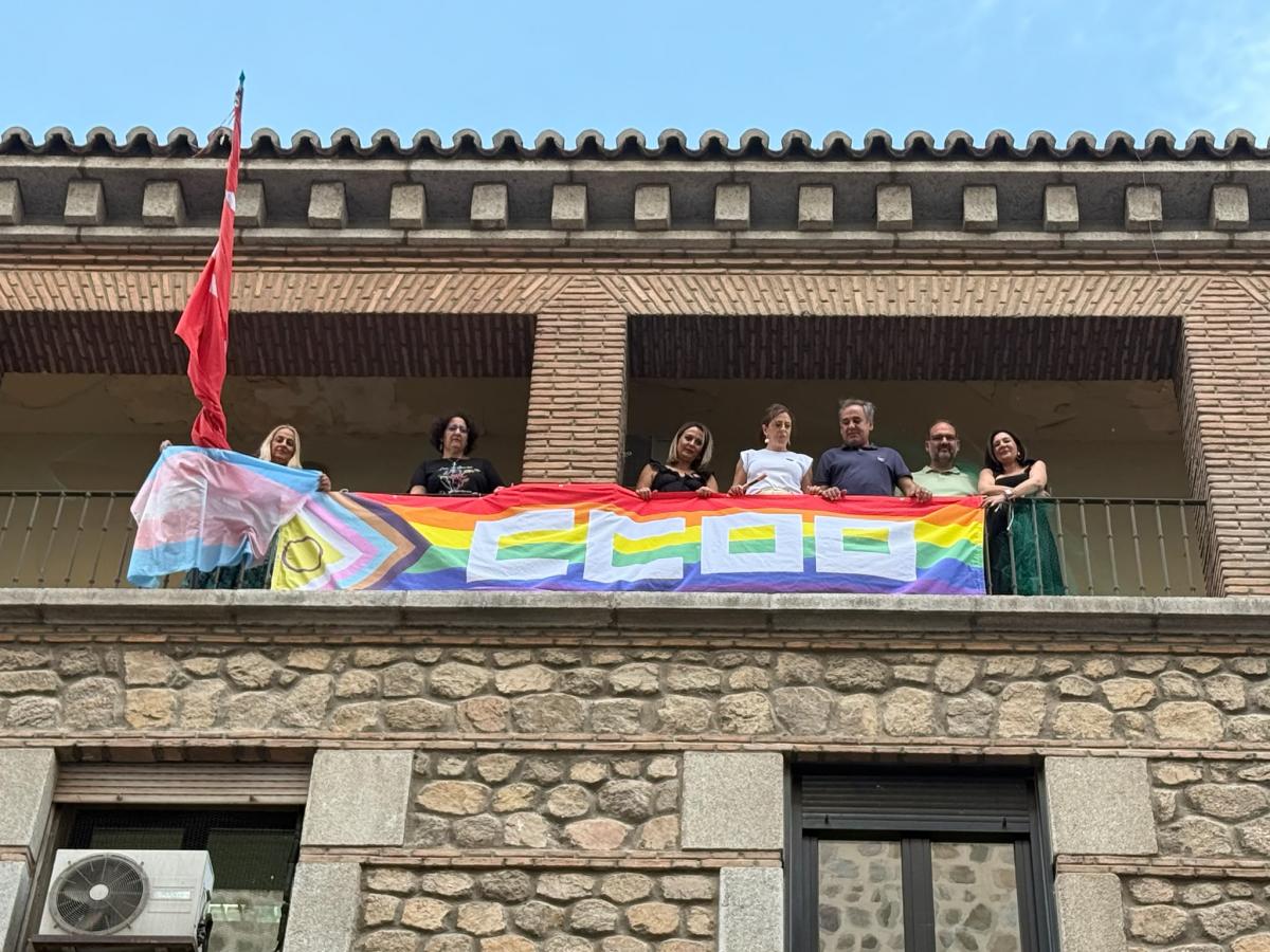 La bandera LGTBI+ luce en la fachada de CCOO Toledo
