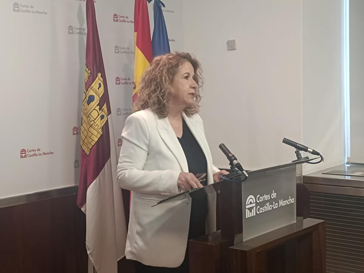 Raquel Payo en la atencin a medios en las Cortes regionales tras la aprobacin del nuevo Estatuto de Autonoma de CLM