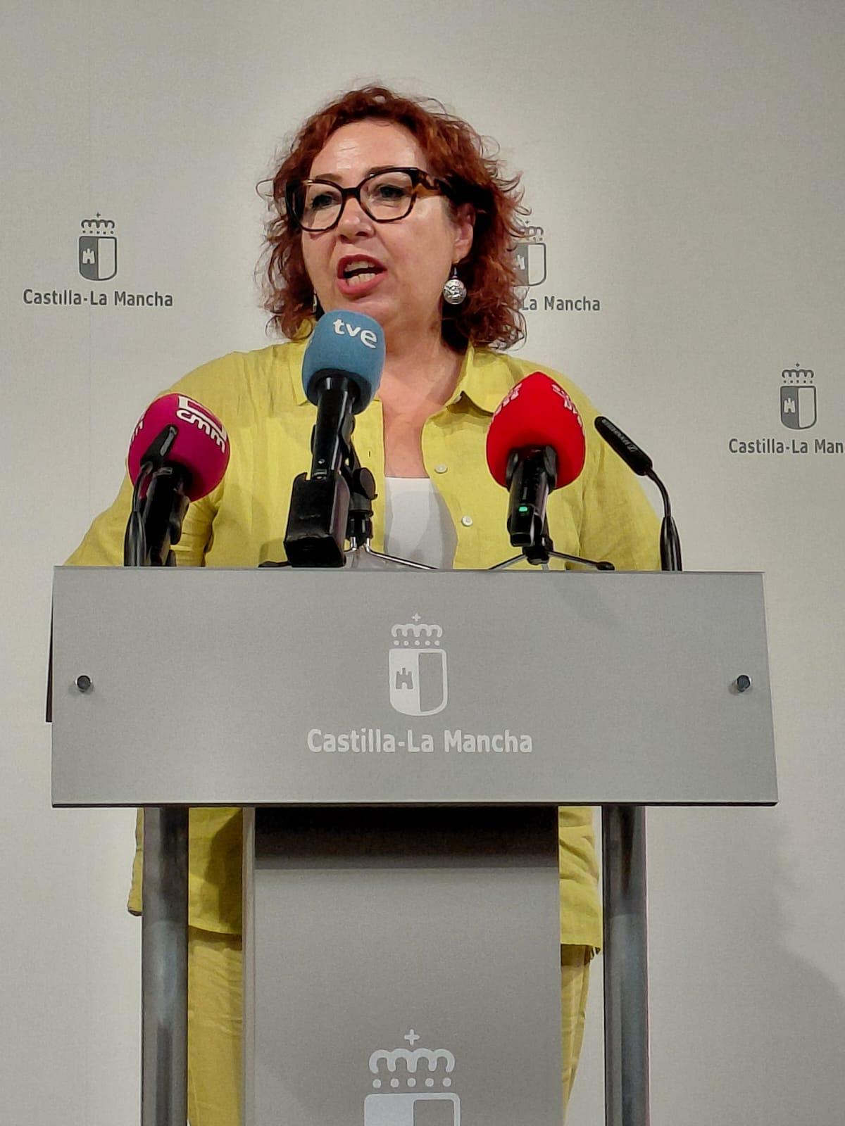 Ana Delgado en la firma del acuerdo educativo