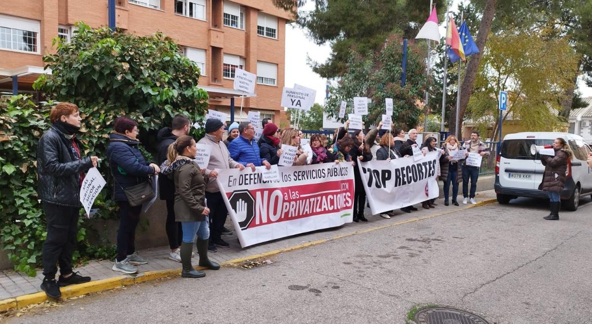 Concentracin de las trabajadoras y trabajadores de la residencia de mayores Quijote y Sancho de Torrijos