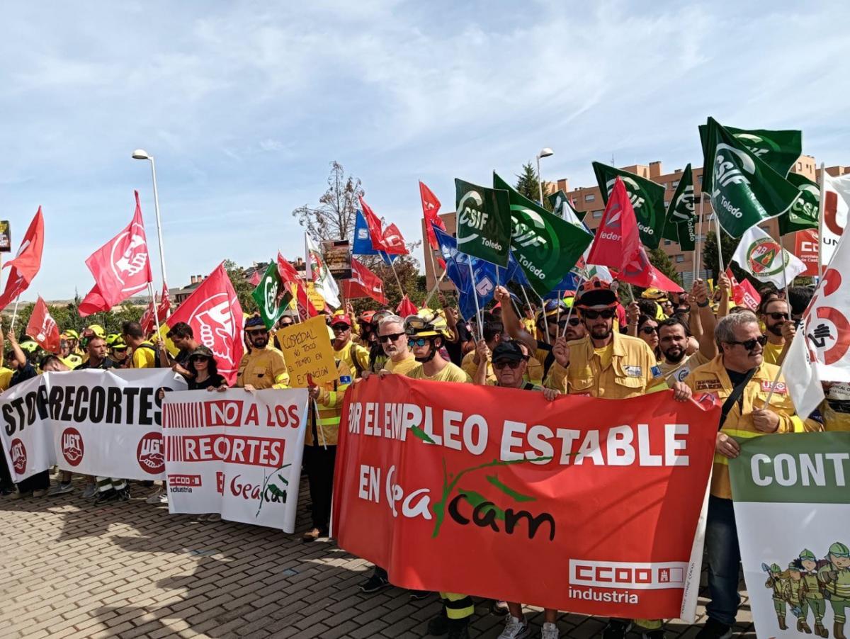 Concentracin de trabajadores de Geacam esta maana ante la Consejera de Desarrollo Sostenible