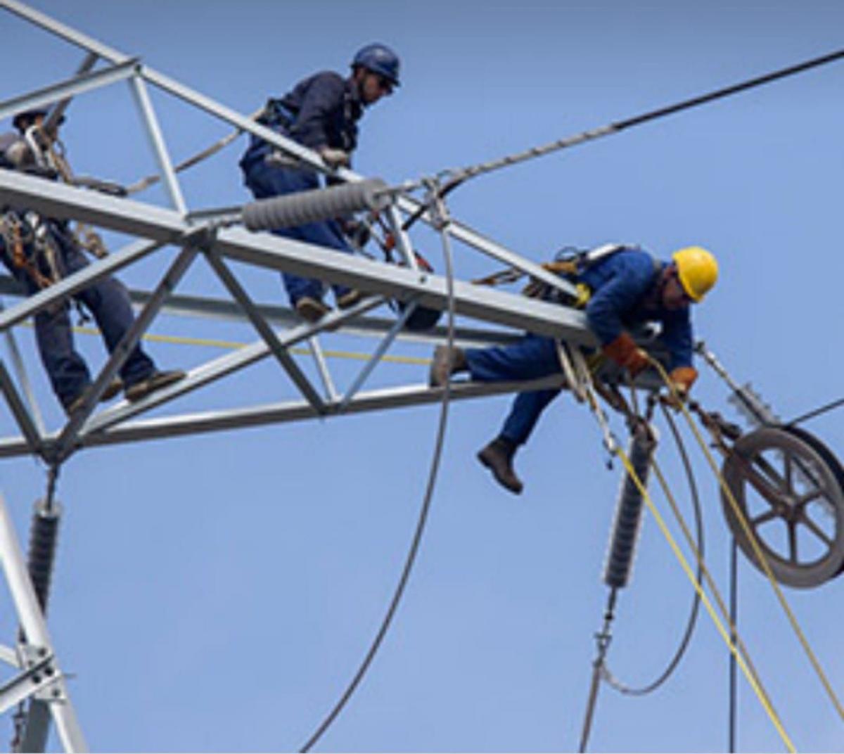 Trabajadores de FCC realizando ayer sus tareas en una torre de Iberdrola en un pueblo de la provincia