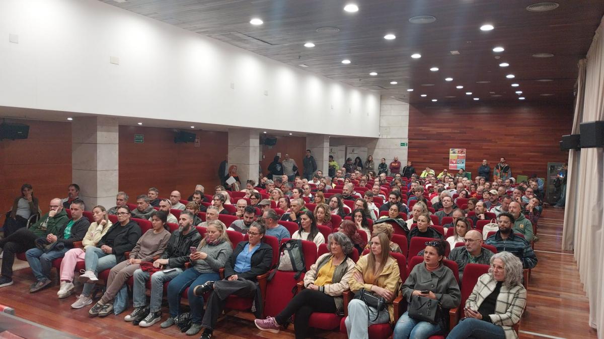 Asamblea de delegados y delegadasa sindicales para preparar la huelga del 11N