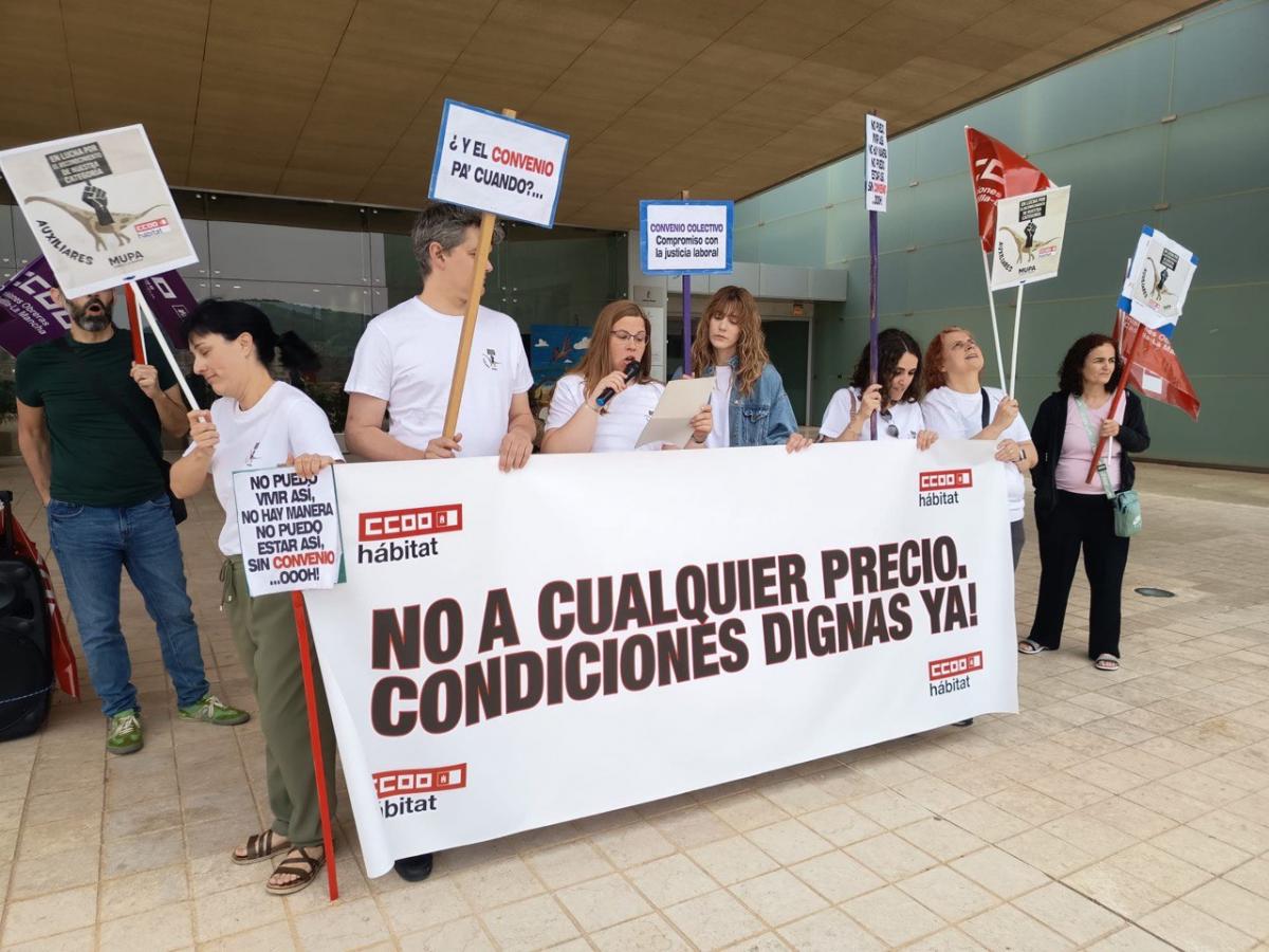 Nueva concentracin ante las puertas del Museo.