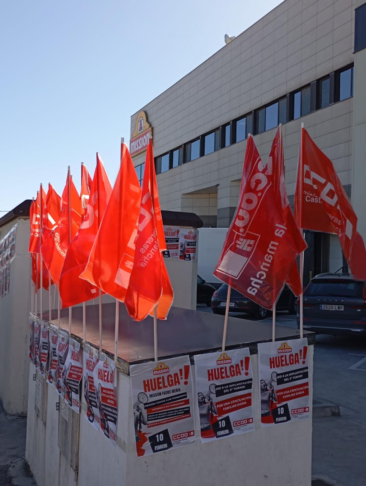 Banderas de CCOO en una asamblea a las puertas de Mission Foods