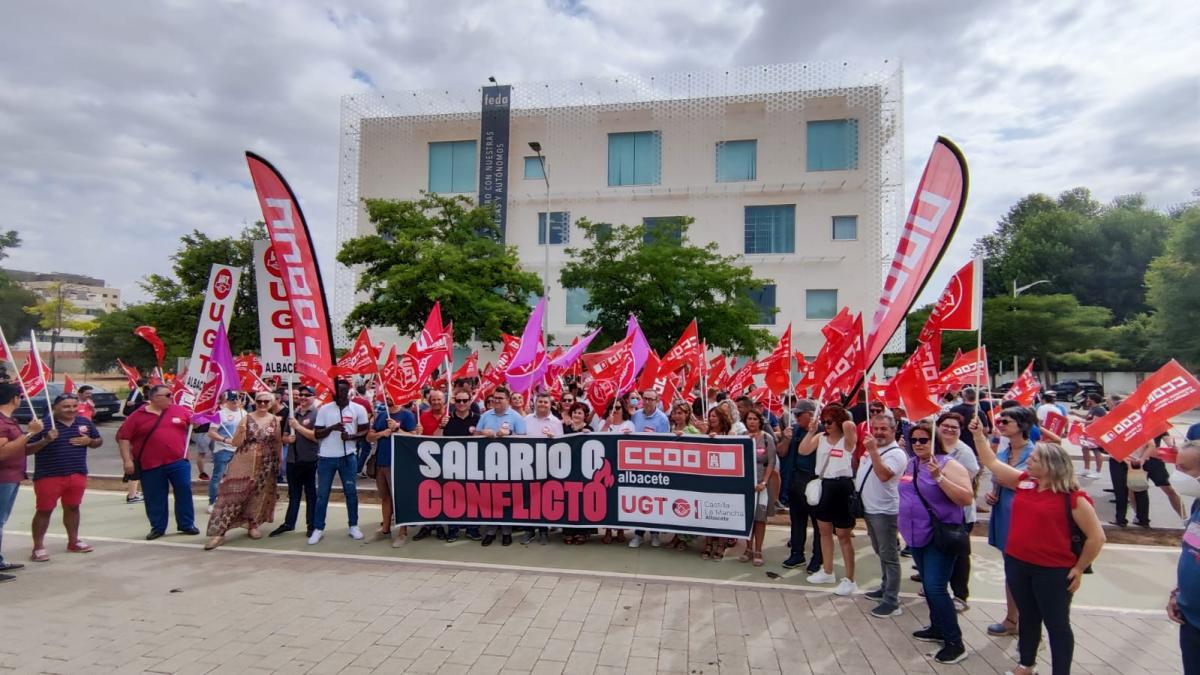 #SalarioOConflicto. Concentraciones en Castilla-La Mancha frente a las sedes de las patronales