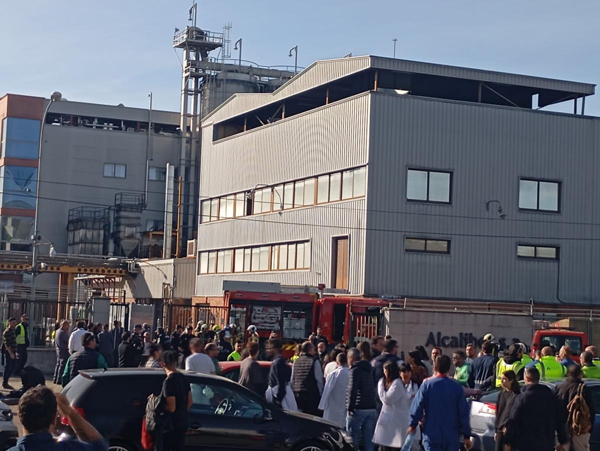 Personal en la puerta de Alcaliber tras la evacuacin posterior al accidente