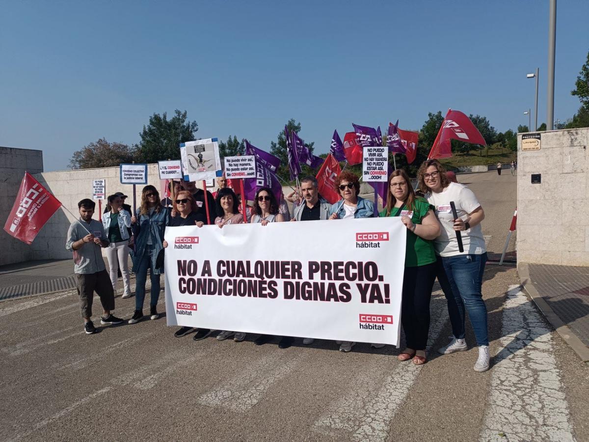 Concentracin en la puerta del Museo Paleontolgico