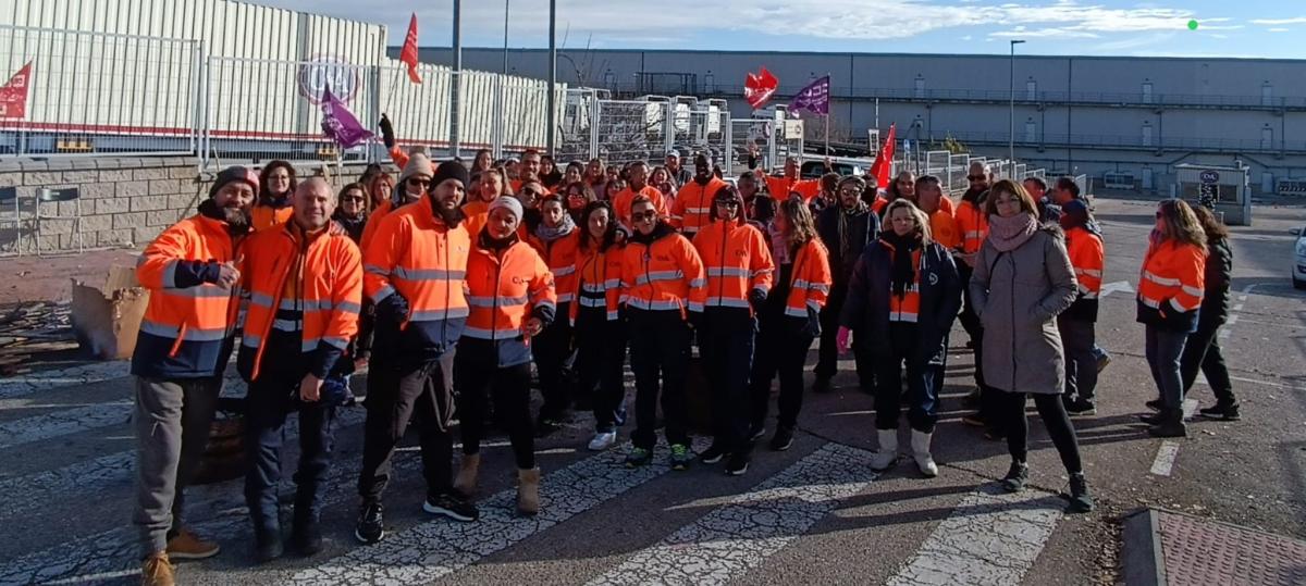 Personal movilizado a las puertas de la factora de Fontanar hoy martes