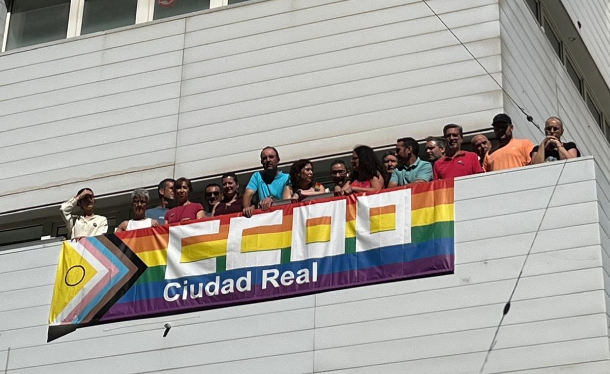 CCOO Ciudad Real despliega la bandera arcoíris reivindicado los derechos de las personas LGTBI+
