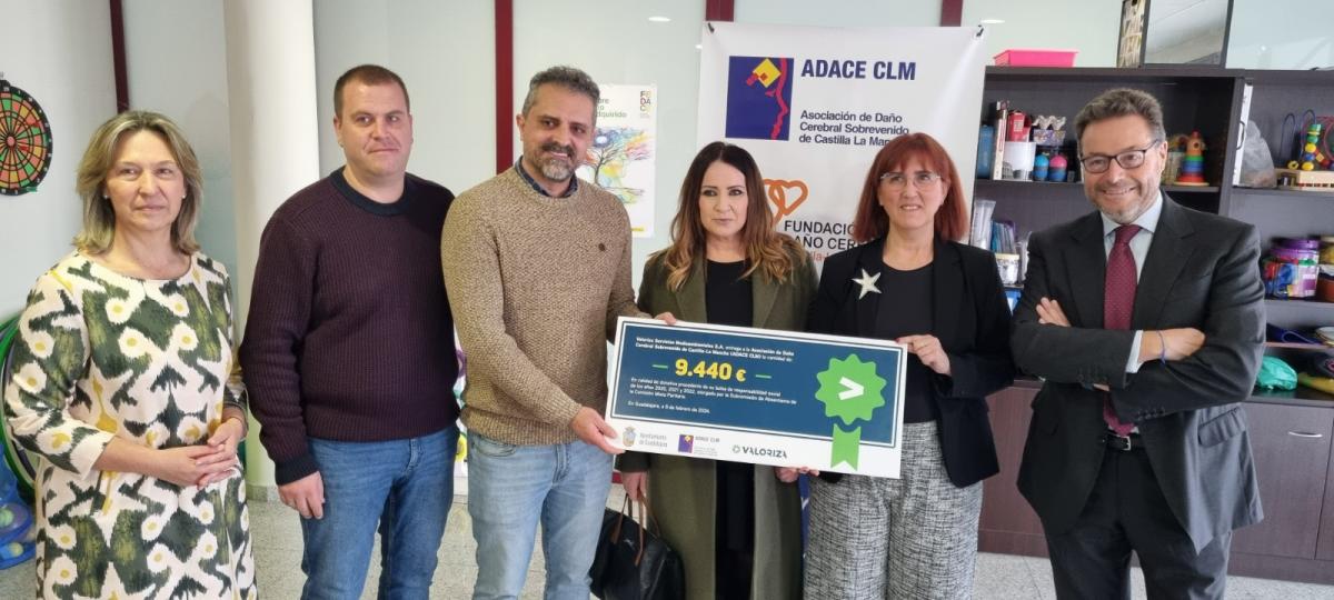Los/as trabajadores/as de la Limpieza Viaria de Guadalajara donan 9.440 euros de su plus de absentismo a la Asociación de Daño Cerebral Sobrevenido de Castilla-La Mancha