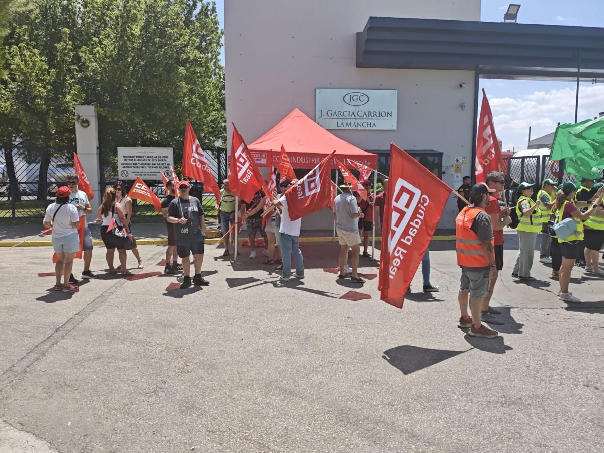 Protesta ante la planta de García Carrión en Daimiel